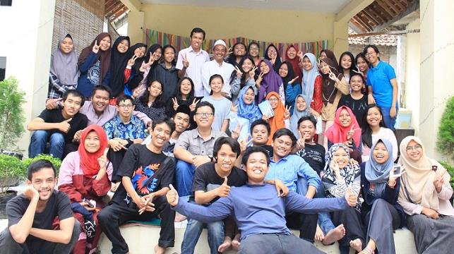 Dari Pertemuan Bulanan sampai ‘Pesantren Lintas Iman’: Upaya Implementasi Pendidikan Interreligius